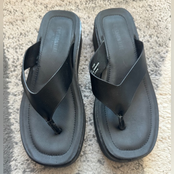 Cushionare black thong platform sandals. Memory foam/faux leather. Size 7.5 - Picture 4 of 4